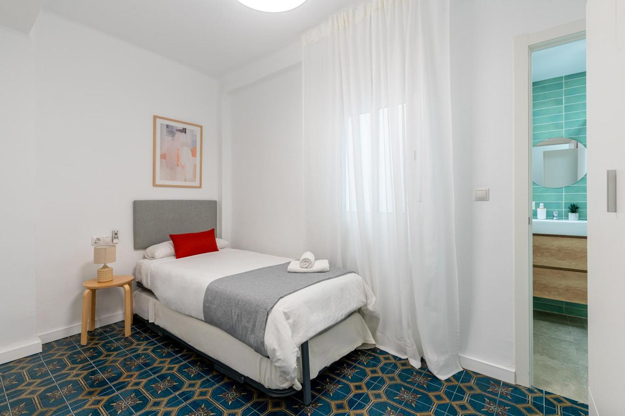 Piso Elegante Y Nuevo De 3 Habitaciones Y 2 Banos Севиля Екстериор снимка