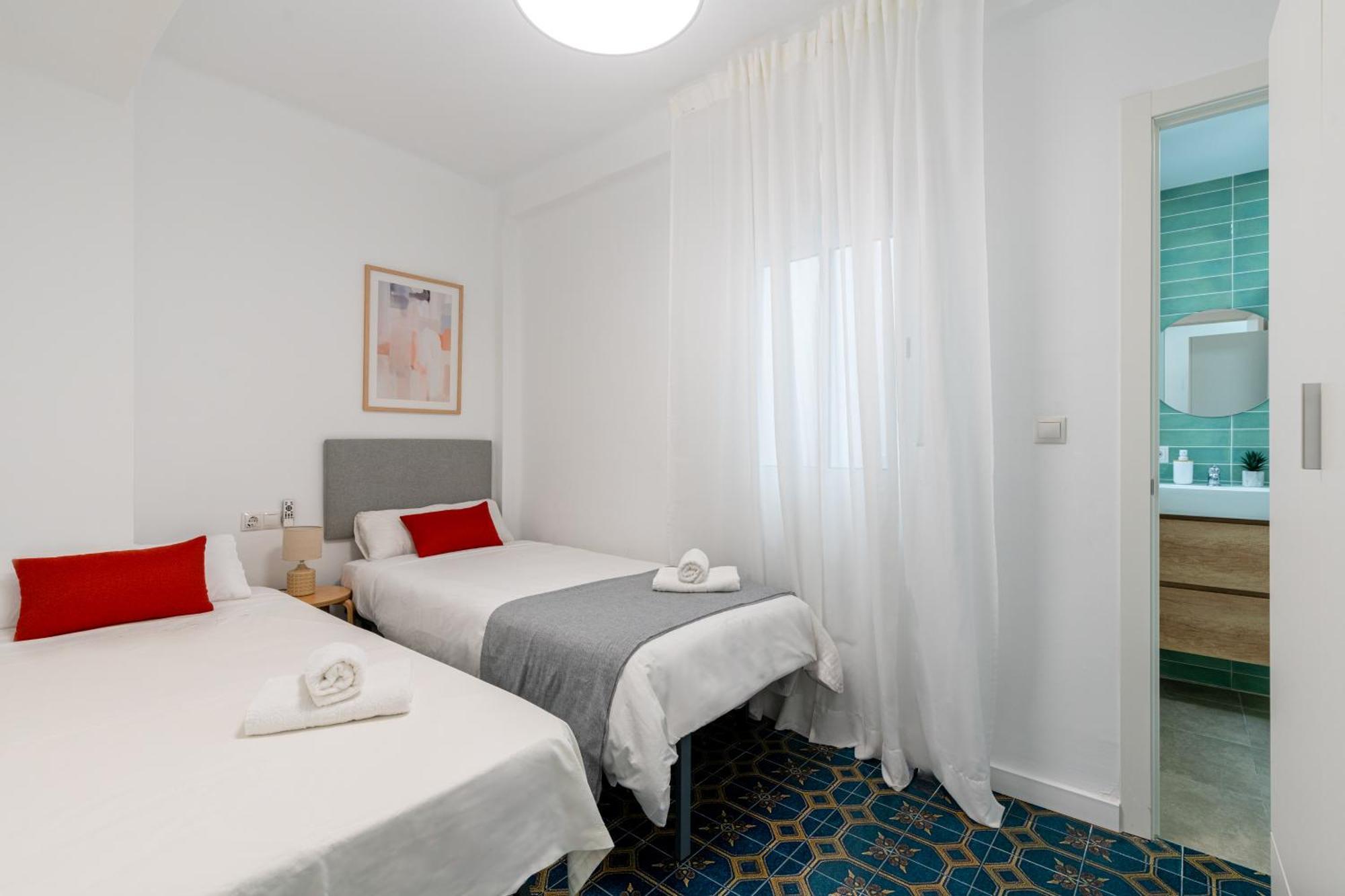 Piso Elegante Y Nuevo De 3 Habitaciones Y 2 Banos Севиля Екстериор снимка